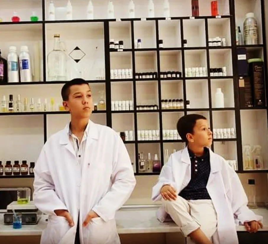 Arzu Kimya parfüm laboratuvarı ve esans rafları