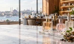 Lüks private label parfüm şişeleri mermer yüzey üzerinde, blog kapak görseli